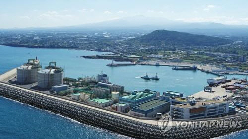 한국가스공사가 제주 애월읍에 건설 중인 액화천연가스(LNG) 기지 전경.